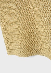 Tissu beige tricoté lâchement avec de petits fils métalliques dorés créant un léger scintillement et un motif texturé.