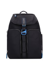Zaino in nylon nero con un flap superiore, tasche con zip frontali, dettagli blu e una cinghia centrale con fibbia. Presenta una maniglia robusta e spallacci.