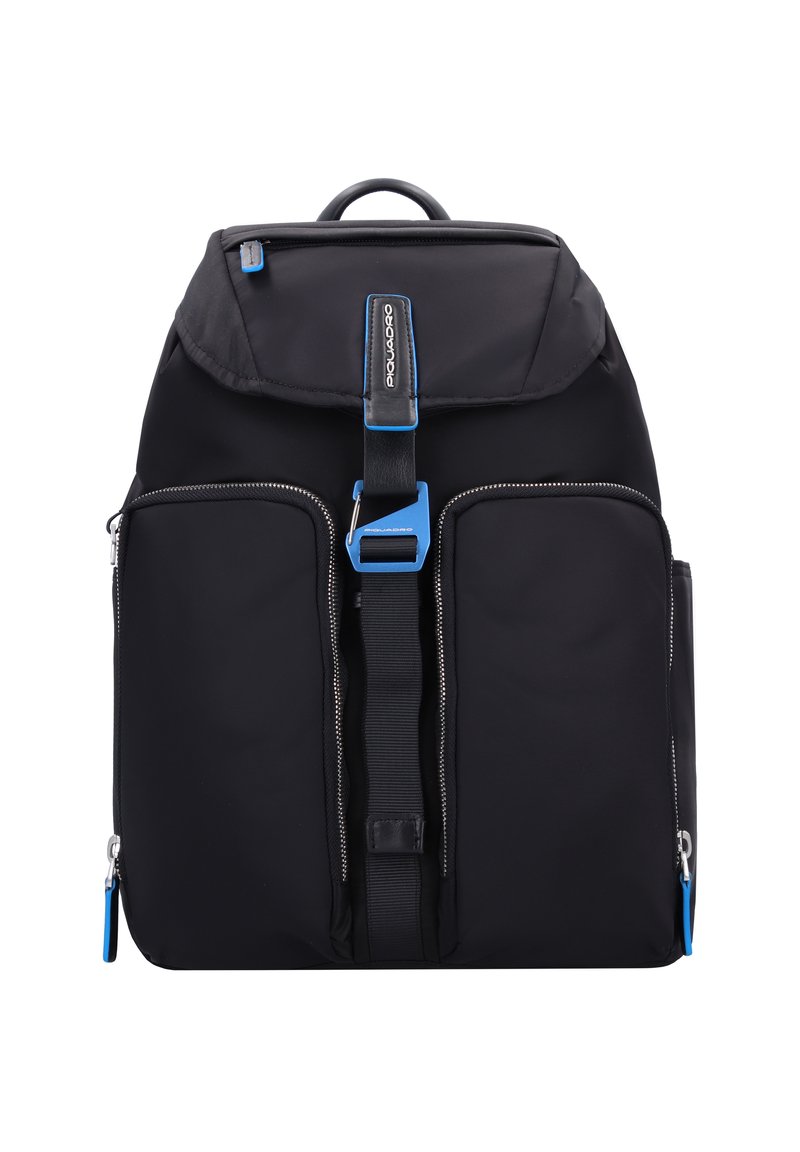 Zaino in nylon nero con un flap superiore, tasche con zip frontali, dettagli blu e una cinghia centrale con fibbia. Presenta una maniglia robusta e spallacci.
