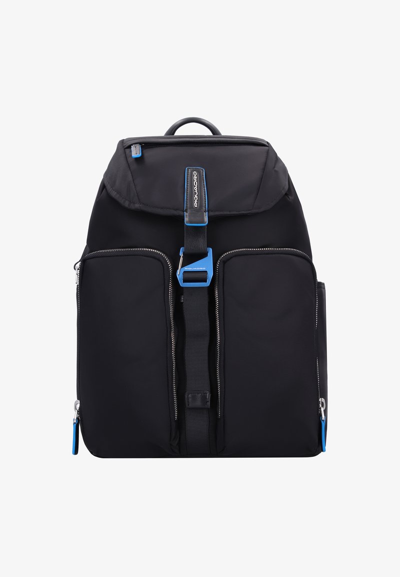 Zaino in nylon nero con un flap superiore, tasche con zip frontali, dettagli blu e una cinghia centrale con fibbia. Presenta una maniglia robusta e spallacci.
