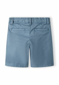 Shorts bleu clair en tissu lisse, avec une taille élastique et deux poches arrière. Le design est décontracté avec une coupe droite.