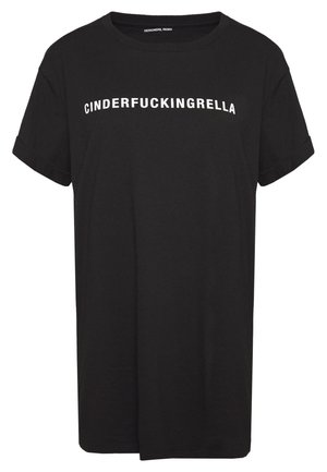 Musta lyhythihainen T-paita, jossa käännetyt hihansuut ja valkoinen kaareva teksti "CINDERFUCKINGRELLA" rinnassa.