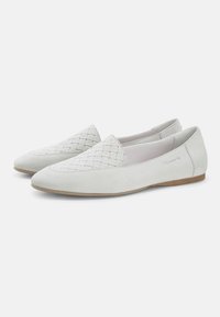 Mocassini in suede grigio chiaro con un motivo intrecciato sulla punta, forma appuntita e suola in gomma a profilo basso. Branding sottile sul lato.