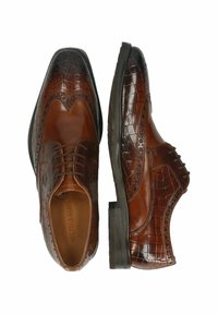 Scarpe eleganti in pelle marrone con finitura lucida, caratterizzate da una texture a coccodrillo, fori decorativi e una robusta suola nera.