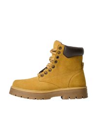 Gelbe Wildleder-Stiefelette mit einem braunen Lederkragen, Metallösen und einer dicken, strukturierten Gummisohle. Sie verfügt über runde Schnürsenkel.