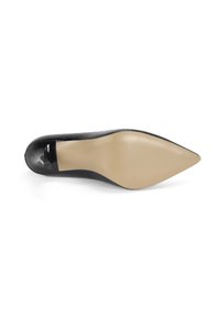 Escarpin noir à bout pointu avec une finition en faux crocodile texturé, présentant une tige brillante et une semelle lisse beige.