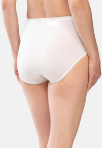 Weiße hochgeschnittene Slips aus weichem Stoff, mit glatter Textur und einem schlichten Design, das minimale Nähte und keine sichtbaren Muster aufweist.