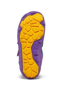 Suela de zapato morada y amarilla con un patrón texturizado. Presenta un diseño grueso y resistente con patrones de agarre y una marcación de tamaño "28".