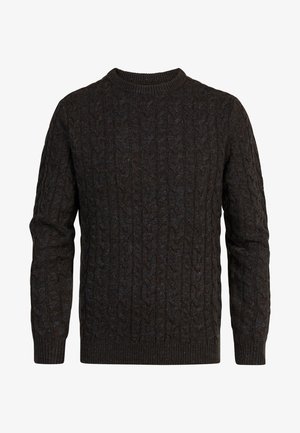 Donkerbruin kabelgebreid sweater met een ronde halslijn en ribgebreide manchetten en zoom. De textuur van de stof toont ingewikkelde gebreide patronen.