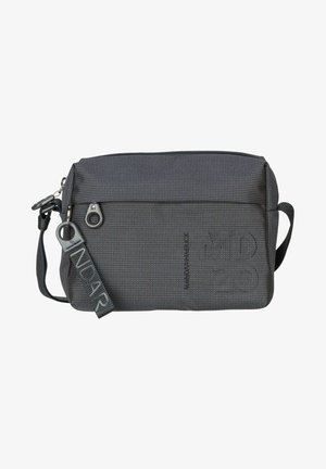 Borsa a spalla grigia con texture, chiusura con zip, tracolla regolabile e tasca frontale. Presenta un motivo a pois discreto e un dettaglio di branding.