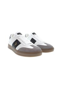 Sneaker bianche in pelle con accenti in suede grigio, striscia nera e soletta in gomma. Presentano un classico design con lacci e un logo ricamato sul lato.