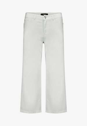 Pantalon large court gris clair avec fermeture à bouton et fermeture éclair, poches avant et arrière, et passants pour ceinture.