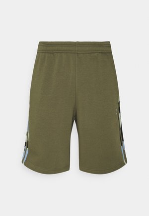 Knirksorte shorts i olivengrøn med elastisk taljebånd og camouflage-stribedetaljer på siderne, vist på en hvid baggrund.