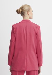 Fuchsia-pink Blazer mit Kragen, langen Ärmeln und geradem Schnitt. Weicher Stoff mit minimaler Detailierung und einer Mittelnaht hinten.