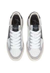 Sneaker bianche in pelle con dettagli grigi, rifiniture argentate scintillanti, lacci piatti, punta perforata e etichetta nera con logo sulla linguetta.