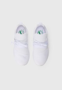Baskets de sport blanches avec une tige en tissu lisse, des détails en mesh, un bout arrondi et un laçage ton sur ton ; présente un logo vert à l'intérieur.