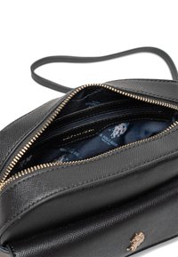 Borsa in pelle nera testurizzata con chiusura a cerniera e hardware dorato, caratterizzata da una fodera interna a motivo e più scomparti.