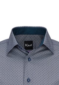 Camicia button-up a righe blu e bianca con colletto blu scuro in contrasto, caratterizzata da un design geometrico e bottoni blu.