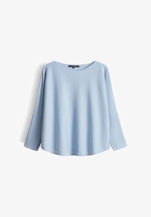 Hellblaues langärmeliges Damenoberteil mit weitem Rundhalsausschnitt und weiter Passform, präsentiert auf weißem Hintergrund.