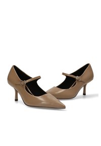 Zapatos de tacón Mary Jane de charol beige con punta afilada, tira ajustable, tacón de 7 cm y forro interior negro. Acabado liso y brillante.