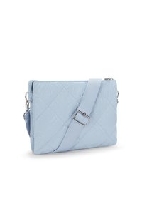 Borsa a tracolla trapuntata di colore azzurro chiaro con una superficie liscia, tracolla regolabile, accessori in argento e chiusura con zip. Forma rettangolare compatta.