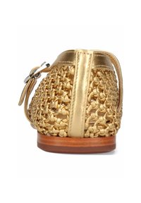 Bailarinas de oro tejido con acentos metálicos, con la parte trasera cerrada, detalle de hebilla ajustable y suela de madera. Presenta un diseño texturizado de tejido.