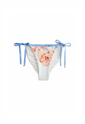 Bela bikini spodnjica z breskevnim cvetličnim vzorcem in svetlo modrimi trakovi. Ima valovite robove na pasu. Gladka tekstura, zasnova s srednjim pasom.