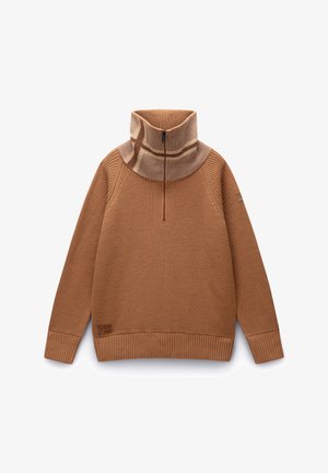 Pull en maille marron avec fermeture zippée à moitié et col côtelé. Présente un design texturé et un petit logo brodé sur le bas à gauche.