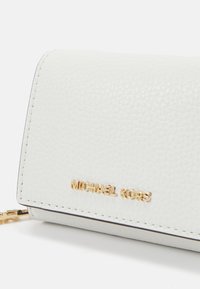 MICHAEL Michael Kors EMPIRE TRIFOLD WALLET - Piniginė - optic white