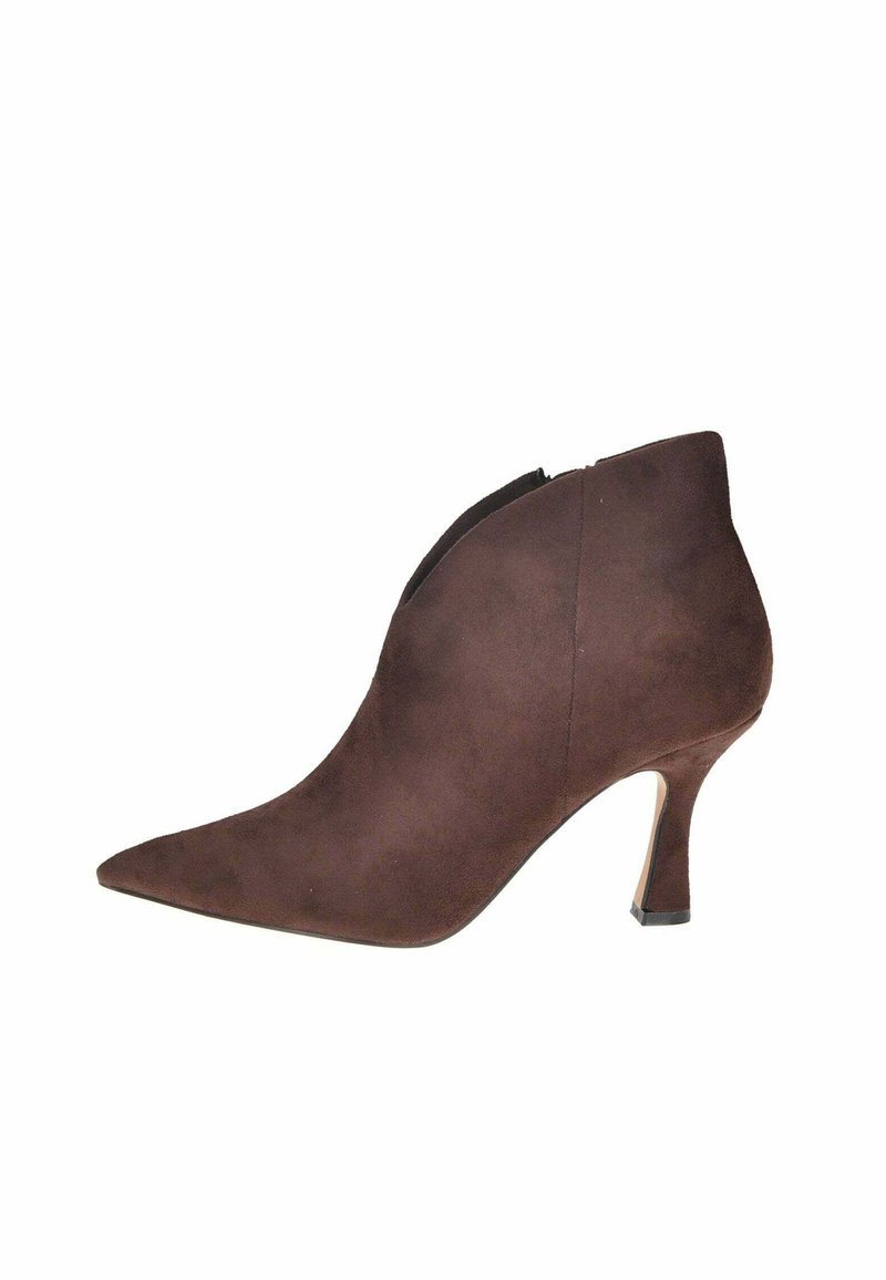 Stivaletto in suede marrone con punta affusolata e tacco a stiletto moderato. Presenta una silhouette elegante e un design minimalista.