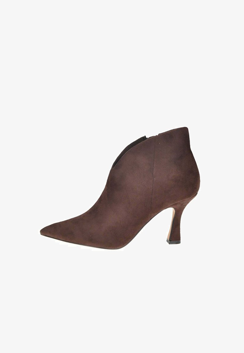 Stivaletto in suede marrone con punta affusolata e tacco a stiletto moderato. Presenta una silhouette elegante e un design minimalista.