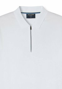 Polo bianco con colletto con zip. Caratterizzato da un design minimalista, maniche corte e un piccolo etichetta con il marchio "OLYMP" e la taglia "M."