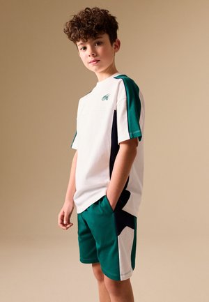 Next, REGULAR FIT - COLOURBLOCK SHORT SLEEVE T-SHIRT AND SHORTS SET   - Šortky - green white navy