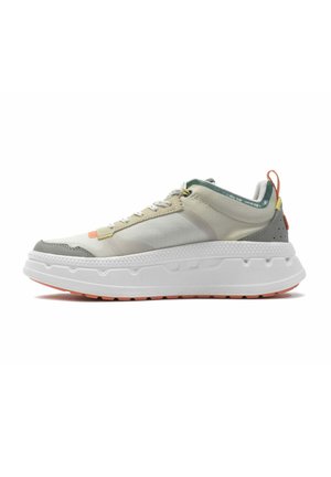 Des sneakers légers avec une tige en matériaux mixtes beige et gris, présentant une épaisse semelle blanche et des accents colorés sur le talon.