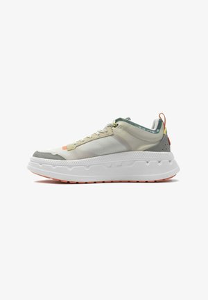 Des sneakers légers avec une tige en matériaux mixtes beige et gris, présentant une épaisse semelle blanche et des accents colorés sur le talon.