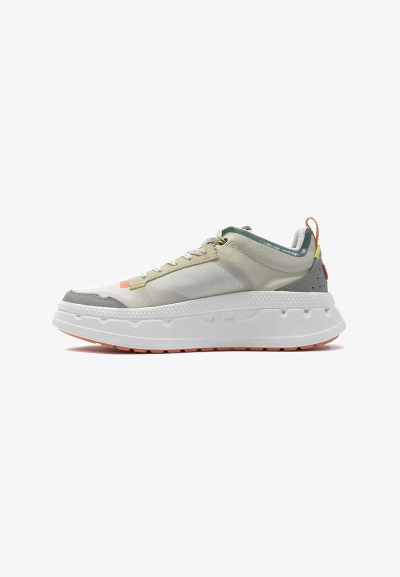 Des sneakers légers avec une tige en matériaux mixtes beige et gris, présentant une épaisse semelle blanche et des accents colorés sur le talon.