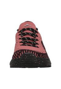 Baskets de sport roses et noires avec un dessus en tricot, lacets noirs et une semelle flexible texturée avec des détails mouchetés. Vue de face.
