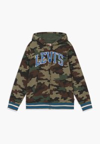 Camouflage lynlås-hættetrøje i grøn, brun og sort; har blåt "LEVI'S"-logo, kængurulommer og stribede ribkantede ærmer og kant.