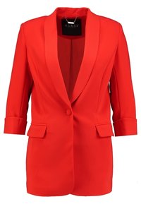 Červený blazer s hladkým materiálem, klopovým límcem a třičtvrtinovými rukávy. Obsahuje dvě přední kapsy a zapínání na jeden knoflík.