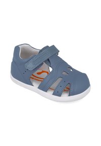 Sandal de material sintético azul con diseño abierto, correa ajustable y suela blanca; cuenta con recortes para ventilación y marca en la plantilla en color naranja.