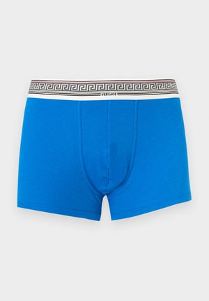 Spilgti zili vīriešu bokseršorti ar baltu jostasvietu, uz kuras atrodas melna grieķu atslēgas raksta ornaments un centrā izvietots "Versace" zīmola nosaukums.