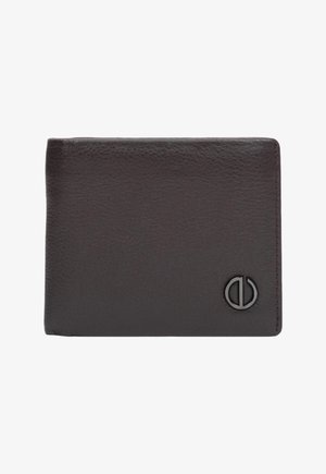 Hnědá kožená peněženka, bifold design, texturovaný povrch, se stylovým kovovým logem na přední straně. Okraje jsou prošívané.