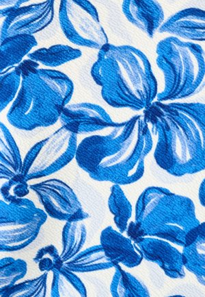 Blaues Blumenmuster mit großen Blütenblättern und Blättern auf einem weißen, strukturierten Stoffhintergrund.