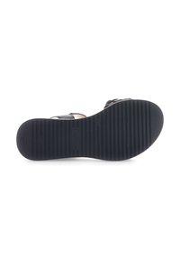Suola di sandalo in gomma nera con righe orizzontali, caratterizzata da un tacco arrotondato e un logo del marchio impresso, progettata per il comfort e la presa.