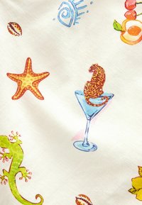 Tkanina z kremowym tłem, zdobiona kolorowymi ilustracjami: rozgwiazda, koń morski w szklance, jaszczurka, muszla oraz akcenty owocowe.