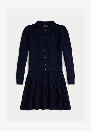 Vestido de malha azul marinho com colarinho canelado, mangas compridas, textura de malha de cabos e botões dourados à frente, apresentando um logótipo subtilmente bordado.