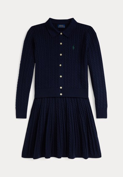 Ναυτικό μπλε πλεκτό φόρεμα με ριγωτό γιακά, μακριά μανίκια, υφή καλωδίωσης και χρυσά κουμπιά μπροστά, που διαθέτει διακριτικά κεντημένο λογότυπο.