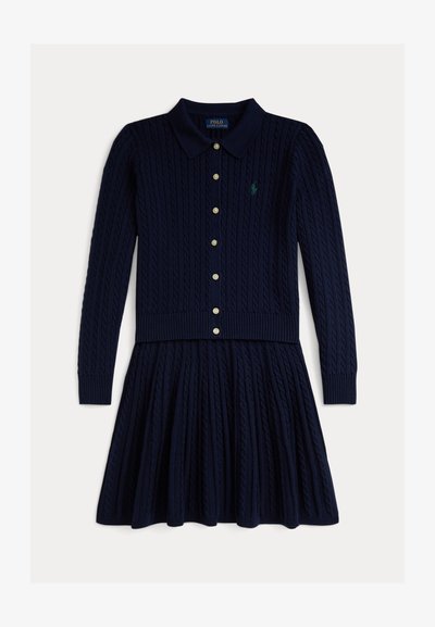 Ναυτικό μπλε πλεκτό φόρεμα με ριγωτό γιακά, μακριά μανίκια, υφή καλωδίωσης και χρυσά κουμπιά μπροστά, που διαθέτει διακριτικά κεντημένο λογότυπο.