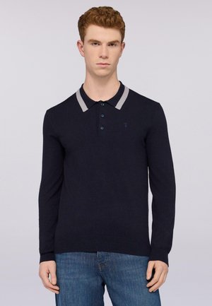 Polo de manga larga en navy con tejido suave, collar gris claro y tapeta de tres botones, con un pequeño logo en el pecho.