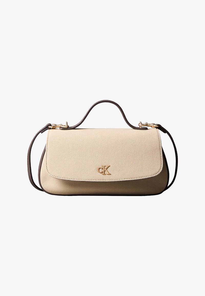 Sac à main rectangulaire beige avec poignée et bandoulière marron foncé, logo CK doré sur le rabat avant, surface en tissu texturé.